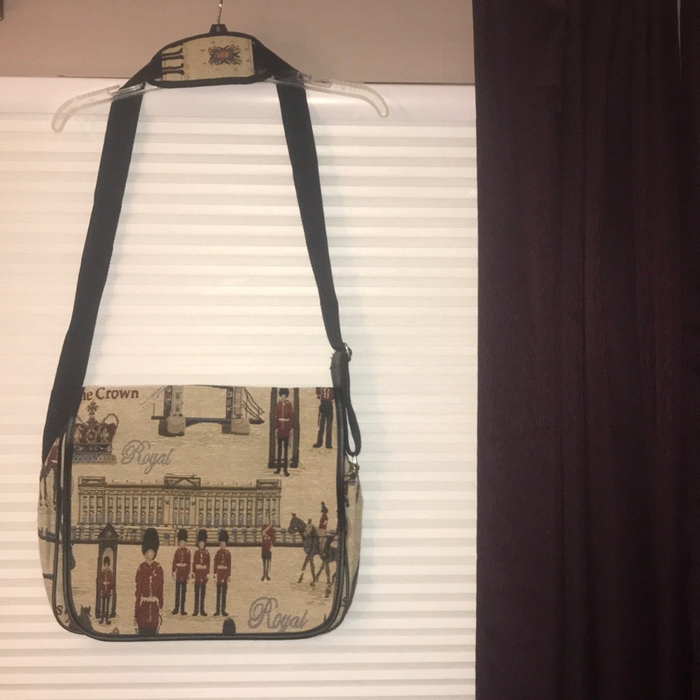 London themed tapestry messenger bag